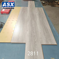Plancher stratifié HDF imperméable AC5 pas cher avec design à rainures pour salon