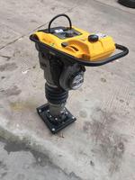 Compacteur à essence 7,5 CV 80 kg, idéal pour le compactage des couches de base des cours et des pavés extérieurs