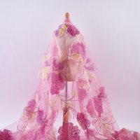 Tissu de dentelle de maille de paillettes de ruban de luxe brodé avec le tissu de dentelle perlée de fleurs 3D brodé