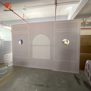 Suave acrílico parte divertida mago con mano extendida que muestra el soporte de champán en el fondo - Product Image 3