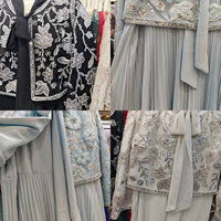 Ensemble 2 pièces élégant blanc crème à motifs floraux, perles et sequins, comprenant une robe longue plissée et une veste, pour femme, idéal pour invitées de mariage et fêtes de l'Aïd