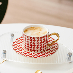 Juego de taza de café con platillo de porcelana fina, estilo americano, con diseño de celosía y flores, con asa dorada, ecológico, para oficina en casa y festividades - Product Image 1