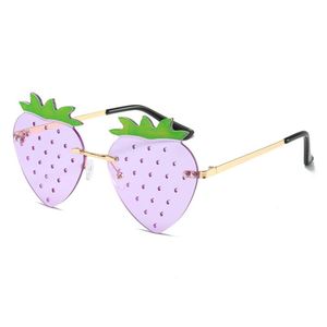 Lunettes de soleil tendance pour femmes, sans monture, avec logo personnalisé, lunettes de soleil colorées en forme de fraise pour femmes - Product Image 5