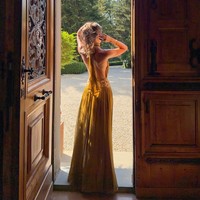 Robe longue licou dos nu en dentelle de luxe brodée de perles avec ceinture plissée, confortable pour les vacances, les soirées et les fêtes – Prix direct usine OEM
