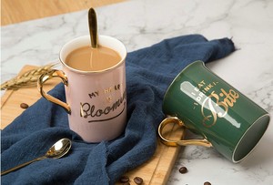 taza con asa dorada y cuchara con tapa - Product Image 1