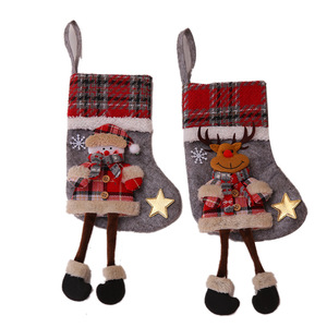 4 chaussettes <span class=keywords><strong>de</strong></span> Noël festives à motif à carreaux <span class=keywords><strong>de</strong></span> taille moyenne pour la fête des enfants, décoration <span class=keywords><strong>de</strong></span> la maison avec ornements suspendus, sacs à bonbons - Product Image 6