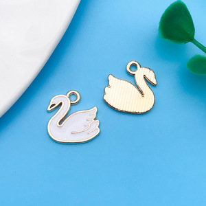 高級感あふれるメタル製レディーススタイルデザイナーファッションジュエリーペンダント、ゴールド、シルバー、カスタムロゴ、ファッションデザイナーチャーム、ダイヤモンド - Product Image 5