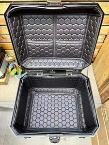 Baúl Trasero de Aleación de Aluminio Impermeable para Motocicleta de 45L y 55L de Capacidad con Diseño Elegante y Calcomanía Blanca - Product Image 5