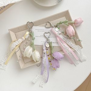 Porte-clés Fleur de Tulipe Faite à la Main, Breloque de Sac Élégante en Tissu avec Pompon en Ruban de Dentelle Délicat et Fermoir Cœur - Product Image 1