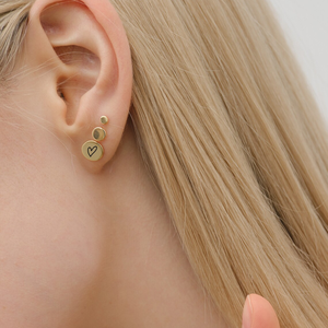 ต่างหูแบบสั่งทำ Jietao ต่างหูแบบติดหูรูปหัวใจลายปลา สลักชื่อย่อ ต่างหูทรงกลมแบบแบน ทำจากสแตนเลส 316L ป้องกันการแพ้ - Product Image 6