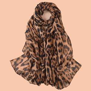 <span class=keywords><strong>Sciarpa</strong></span> in Seta Balinese di Alta Qualità per Donne, Leggera e Traspirante con Motivo Leopardato Stampato, Ideale per Viaggi e Primavera - Product Image 1