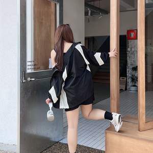 Ensemble de survêtement pour femme Runqi, veste noire à fermeture éclair, short taille haute, design à empiècements, style simple, grandes tailles - Product Image 3