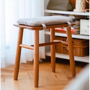 Tabouret Elsa en bois de cerisier massif, tabouret de coiffeuse avec siège rembourré, meubles de chambre à coucher - Product Image 3
