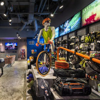 Étagère de présentation pour magasin de sport, présentoir en métal avec éclairage LED pour vêtements de sport, design d'intérieur de salle de sport