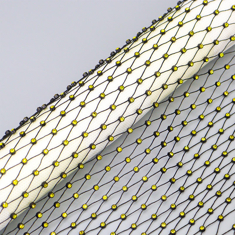 Diamante amarillo con fondo negro.