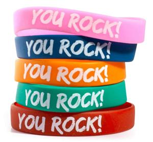 Bracelet en silicone personnalisé fin, lumineux dans le noir, avec logo sur mesure, pour homme et bébé - Product Image 1