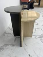 Table basse moderne en travertin et contreplaqué peint pour salon