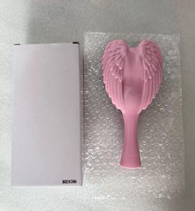 Peigne et brosse créatifs en plastique en forme d'ailes d'ange, avec poignée portable et poils doux, vente en gros - Product Image 4