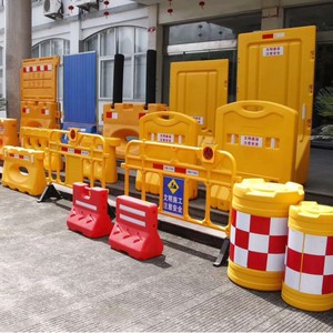 Barreras de Agua de 1800x1000mm, Plástico, para Construcción de Carreteras, Valla Anticolisión, Amarillo, Rojo, Azul - Product Image 1