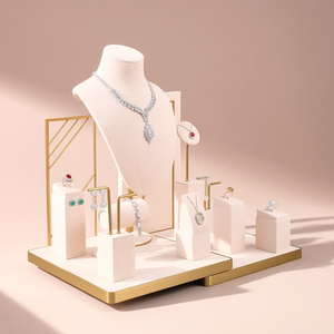 Ensemble de présentoirs à bijoux Zebopak en velours rose poudré et métal doré pour colliers, boucles d'oreilles, bagues, bracelets, vente en gros pour boutiques - Product Image 2