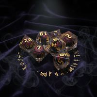 Set Dadu DND 7 Buah Berbentuk Polihedral Merah dari Resin Buatan Khusus Musenluo dengan Desain Mata Panjang dan Angka Emas Terukir untuk Permainan Meja.