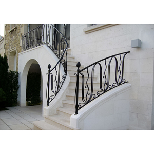 Balustrades et mains courantes extérieures en fer forgé personnalisées, conceptions de <span class=keywords><strong>garde</strong></span>-<span class=keywords><strong>corps</strong></span> d'escaliers en métal pour maisons et hôtels en plein air - Product Image 1