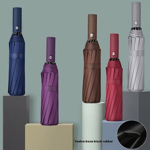 <span class=keywords><strong>Parapluie</strong></span> <span class=keywords><strong>de</strong></span> protection solaire en caoutchouc noir unisexe à 12 os design classique entièrement automatique pliable à côtes 8k vente en gros à trois volets - Product Image 1