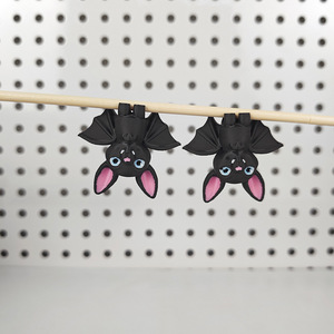 Figurina di pipistrello stampata in 3D, alta 1,72 pollici, nera con orecchie rosa, decorazione da scrivania - Product Image 2