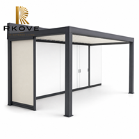 Pergola murale élégante en aluminium à lames orientables avec un design à une seule baie longue pour les terrasses latérales étroites
