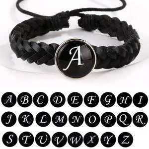 Pulsera de cuero trenzado negro con inicial, unisex, ideal para regalo. - Product Image 1