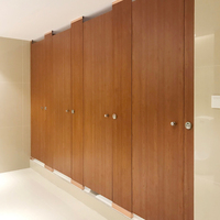 Mamparas de Baño HPL Fenólicas DEBO de Buena Calidad con Varios Acabados para Edificios Comerciales