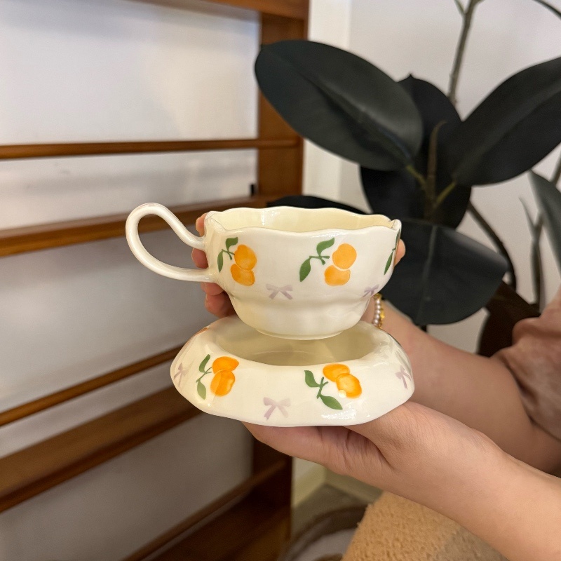 Taza naranja de 250 ml, plato de 13 cm.
