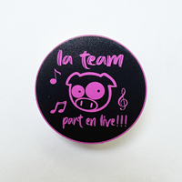 Vente en gros à bas prix, conception de dessin animé personnalisé populaire, artisanat en métal, badges mignons, épinglette en émail doux avec pochette en caoutchouc