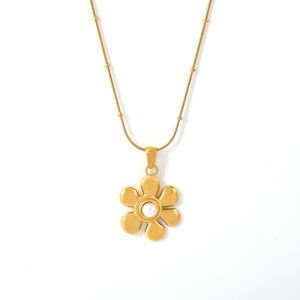 Collier avec pendentif fleur élégant en imitation perle plaqué or 18 carats PVD pour femmes - Product Image 3