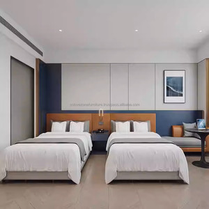 Ensemble de chambre à coucher moderne et écologique en bois, suite standard d'hôtel 3 étoiles, avec lit double, tête de lit, tables de chevet et table d'appoint - Product Image 3