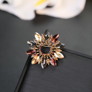 Broches unisexes en alliage de zinc plaqué or LEPAI avec cristaux pour mariage, fiançailles, cadeau - Vente en gros - Product Image 6