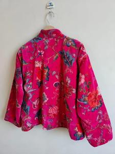 เสื้อแจ็คเก็ตบอมเบอร์กำมะหยี่ผ้าฝ้าย 100% ลายดอกไม้สีชมพู ปักลาย  แบบสองด้าน  รักษ์โลก  ระบายอากาศได้ดี  ทรงสั้น  แฟชั่นฤดูหนาว - Product Image 4