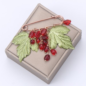 Broche en alliage feuille d'érable et raisin, avec perle <span class=keywords><strong>de</strong></span> cristal rouge pendante, épingle <span class=keywords><strong>de</strong></span> sûreté, broche <span class=keywords><strong>de</strong></span> revers vintage motif floral et fruit, pour décoration <span class=keywords><strong>de</strong></span> vêtements féminins - Product Image 1