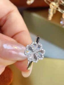 Anillo Xinfly de Oro de 18K con Diamante Natural de 0.15ct y Motivo de Corazón y Trébol de Cuatro Hojas - Product Image 6