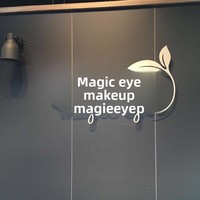 Enseignes publicitaires personnalisées de style européen en PVC, acrylique et acier inoxydable avec éclairage LED, résistantes aux intempéries IP65 pour les devantures de magasins commerciaux