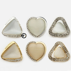 Womens CAT của mắt pha lê Rhinestone tôn tạo nút trái Tim Tam giác hình nút trang trí cho trang phục mịn & tinh tế - Product Image 1