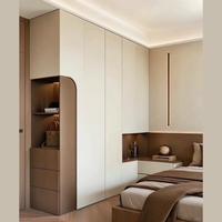 Système de dressing sur mesure pour toute la maison avec un grand espace de rangement et une table de chevet d'angle