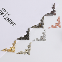 Accessoires de décoration métalliques de luxe européens, motif triangle ajouré, multicolores, pour coins de boîtes cadeaux, applique en dentelle à angle droit