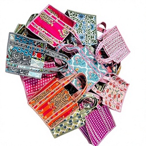 Ensemble de sacs fourre-tout en coton matelassé imprimé à la main, avec des sacs à bandoulière Kantha Stitch aux couleurs vives et motifs floraux variés. - Product Image 1