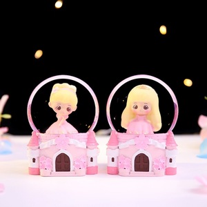 Pequeños regalos creativos: mini bola de cristal con diseño de castillo de princesa, lámpara de noche, regalo con forma de corazón para niñas, artículos decorativos de escritorio al por mayor - Product Image 1