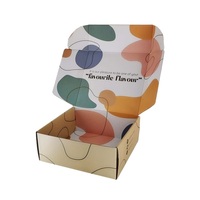 Boîte d'expédition carrée en carton ondulé de bonne qualité, réutilisable, écologique, recyclable, personnalisée avec estampage à chaud doré, pour cadeaux