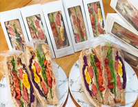 Emballage de boîte à sandwich en papier jetable personnalisé thermoscellé pliable triangle petit-déjeuner boulangerie coréenne oeuf goutte