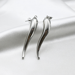 Vente en gros usine : Boucles d'oreilles unisexe tendance en acier inoxydable plaqué <span class=keywords><strong>or</strong></span>, avec breloque <span class=keywords><strong>corne</strong></span> <span class=keywords><strong>italienne</strong></span> 3D et motif piment - Product Image 2