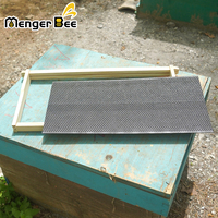 Neue Menger Bee 9-1/8-Zoll tiefe Bienenstockrahmen aus Kiefernholz mit 100 % bienenwachsbeschichteten Kunststoff-Bienenwabenplatten (Schwarz)
