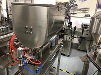 Machine de remplissage semi-automatique horizontale à piston pneumatique pour crème cosmétique, sauce tomate, beurre de cacahuète et pâtes